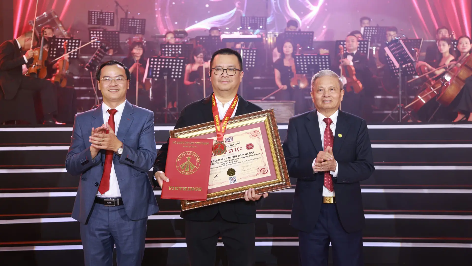 500 vũ công xác lập Kỷ lục Việt Nam tại 'Hà Nội vũ điệu xanh'